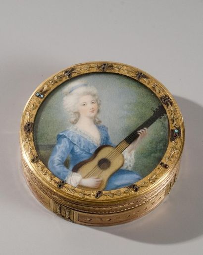  Ecole française, circa 1785 
Bonbonnière ornée d’un portrait de dame 
jouant de...