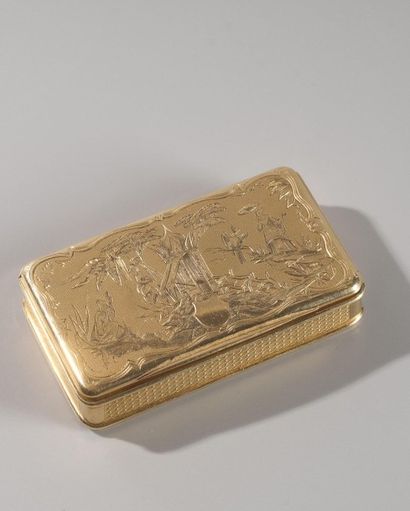  France, début du XIXe siècle 
Tabatière rectangulaire en or ciselée et gravée d’une...