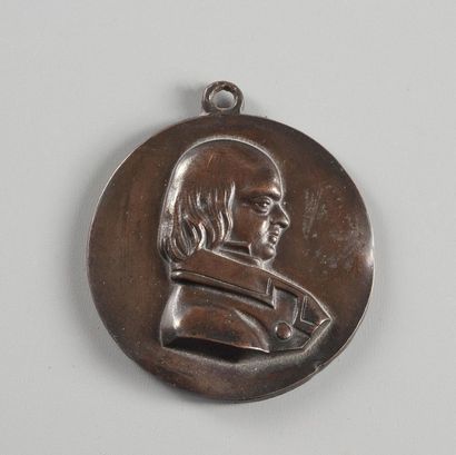  FRANCE, XIXe siècle Benjamin Franklin 
 figuré en buste en en redingote 
 métal...