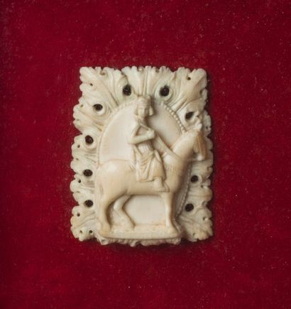 null  Plaquette en ivoire sculpté représentant le cavalier de Bamberg dans un encadrement...