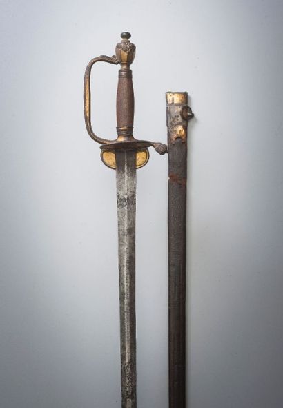 null Epée d’officier, monture en bronze doré et ciselé. Garde à une branche, fusée...