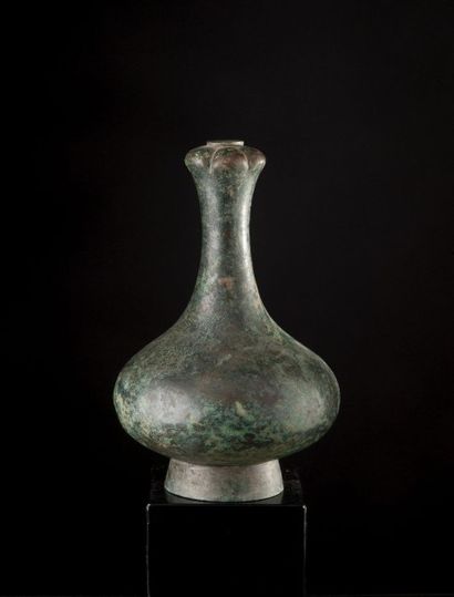 null Vase Hu au col terminé en gousse d’ail.

Chine, dynastie Han (206 avant - 220...