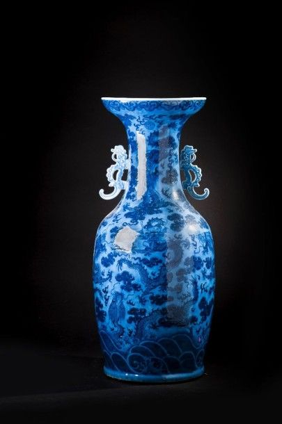 null Grand vase balustre en porcelaine à décor bleu sous couverte de dragons et de...