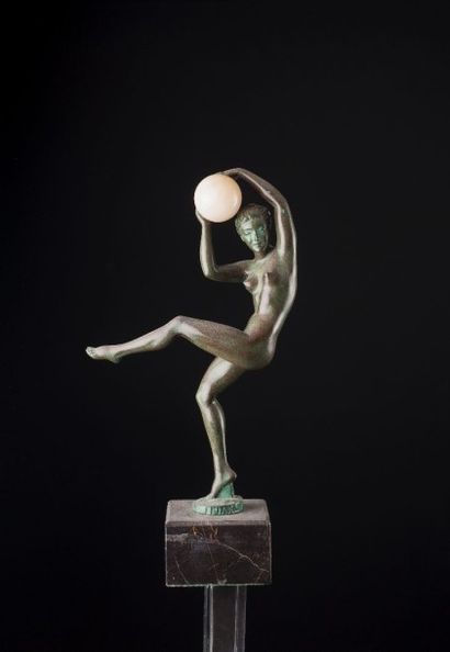 null D’après Max LEVERRIER

(1891-1973)

Danseuse au ballon

Épreuve en bronze à...
