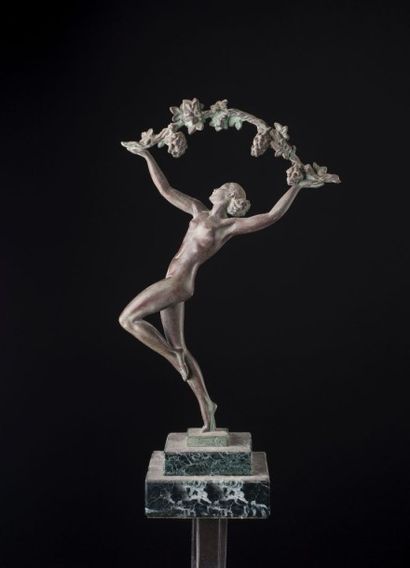 null D’après Max LEVERRIER

(1891-1973)

Danseuse au pampre de vigne

Bronze à patine...