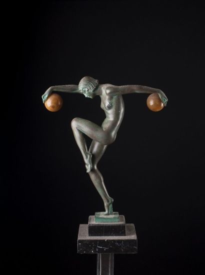 null D’après Max LEVERRIER

(1891-1973)

Danseuse aux deux balles

Bronze à patine...