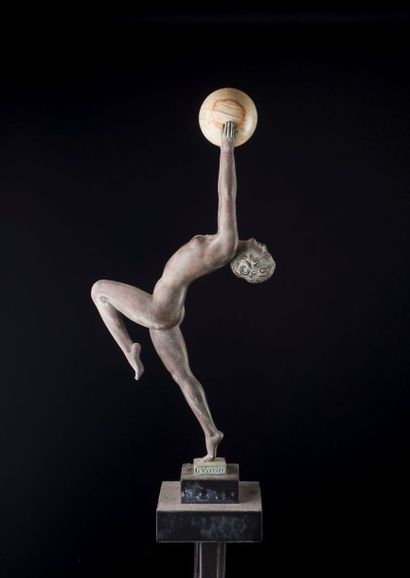 null D’après Max LEVERRIER

(1891-1973)

Danseuse à la balle

Bronze à patine verte,...