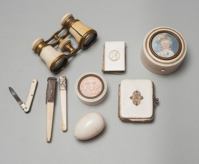 null Lot en ivoire composé d’une boîte ronde ornée d’une miniature vers 1900, d’un...