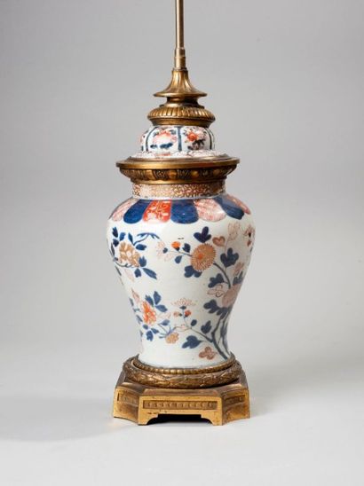 null Pot couvert à décor Imari, monté en lampe, monture en bronze doré.

Haut. vase...