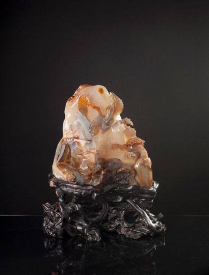 null Relief sculpté en agate à décor d’un aigle aux ailes déployées sur fond d’un...