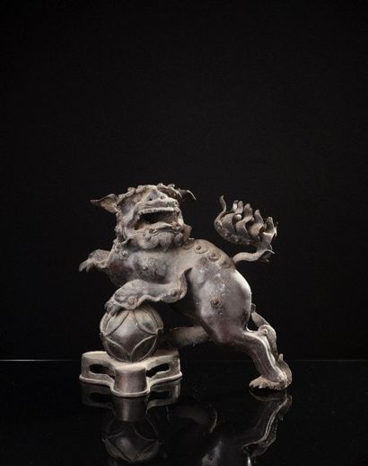 null Chimère en bronze patiné noir.

Chine XIXe siècle

Haut. : 29 cm - Larg. : 33...