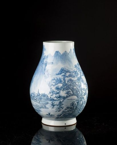 null Vase balustre à décor de cascade et paysage lacustre, dans les tons bleu/blanc.

Chine,...
