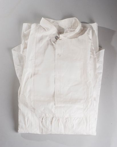 null FRANCE, Second Empire

Longue chemise de l'Empereur Napoléon III

en coton blanc,...
