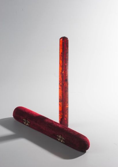 null EGYPTE, début du XXe siècle

Fume-cigarette en ambre.

Long. 17,8 cm

Dans son...