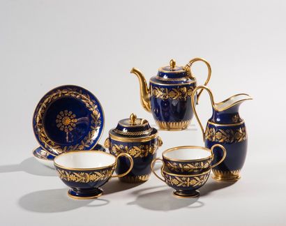 null Partie de service à thé 

en porcelaine de Sèvres ornée d’un décor de guirlande...