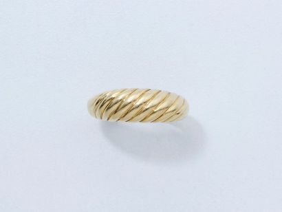 null Bague en or 750 millièmes godronné à décor torsadé. Poids : 7.80 g. TDD : 6...