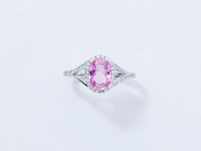 null Bague en or gris 750 millièmes, ornée d'un saphir rose taille coussin rectangle...