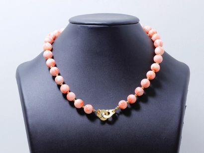 null DINH VAN Collier composé d'un rang de perles de corail alternées de petites...