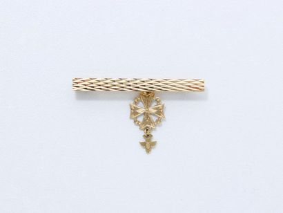 null Broche barrette en or 750 millièmes guilloché, retenant un pendentif St Esprit...