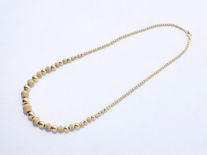 null Collier en or 750 millièmes, composé d'une chute de perles d'or alternées de...