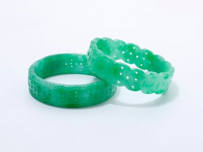null Lot composé de 2 bracelets joncs rigides en jade, à décor gravé et ajouré. Diam...