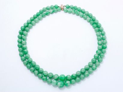 null Beau collier composé de 2 chutes de perles de jade d'environ 8.5 à 13.4 mm....