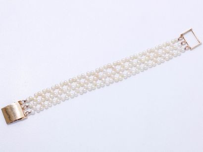 null Bracelet composé d'une tresse de perles de culture baroques, agrémenté d'un...