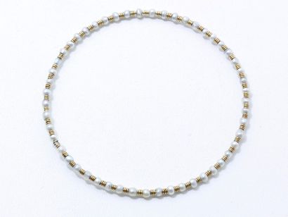 null Bracelet jonc en or torsadé 750 millièmes ponctué de petites perles. Poids brut...