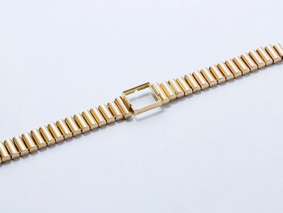 null Bracelet de montre en or 750 millièmes, stylisant une ceinture de cartouches....