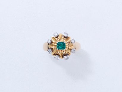 null Bague fleur en or 750 millièmes, ornée d'une émeraude en serti griffe entourée...