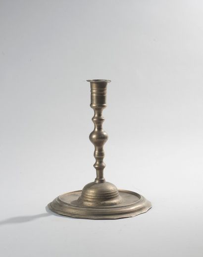 null Bougeoir en bronze, Proche orient, XIXe siècle

Fût annelé en bronze reposant...