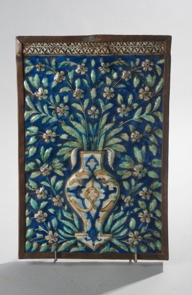 null Carreau au vase fleuri, Iran qâjâr, seconde moitié du XIXe siècle

Céramique...