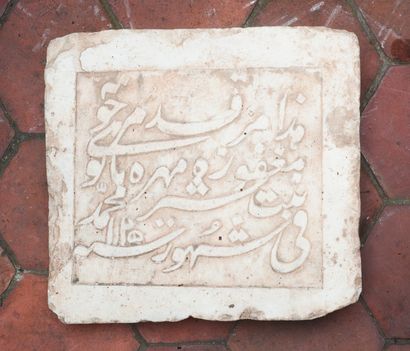 null Stèle funéraire au nom de « Mehreh Banoo », Afghanistan, daté 1713

Marbre rectangulaire,...