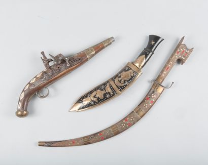 null Couteau népalais, deux petits sabres et un pistolet à silex.
