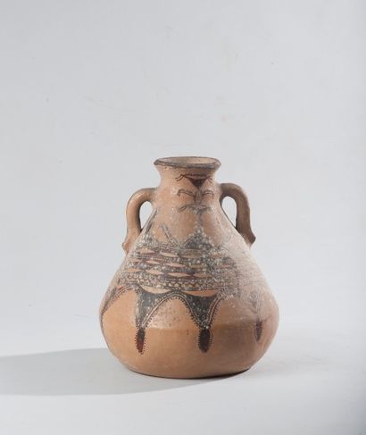 null Vase à deux anses en terre cuite à décor géométrique brun.

Maroc.

Haut. :...