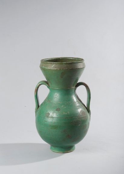 null Vase à deux anses en terre cuite à glaçure verte.

Maroc.

Haut. : 36 cm
