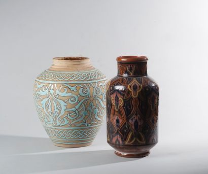 null Deux vases marocains, l’un cylindrique moderne, l’autre pansu turquoise et ...