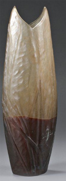 Émile GALLÉ (1846-1904) Vase ovoïde en verre à décor gravé d'épis de blé. signé....