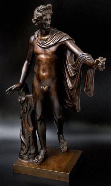 null Homme à l'antique portant une toge bronze à patine brune. socle de marbre griotte....