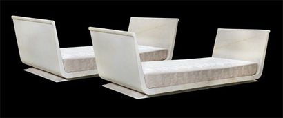 André ARBUS (1903-1969) Paire de bois de lit de forme gondole entièrement gainé de...