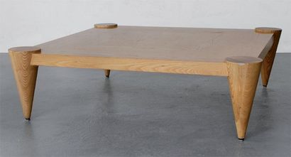 CONRAN (Travail contemporain) Table basse en pin d'Oregon à plateau carré, piètement...