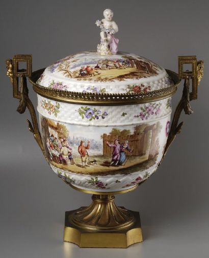 null SAMSON Vase couvert en porcelaine à décor en relief de vannerie. La panse peinte...