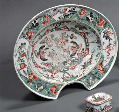 null CHINE Plat à barbe ovale à décor polychrome des émaux de la famille verte au...