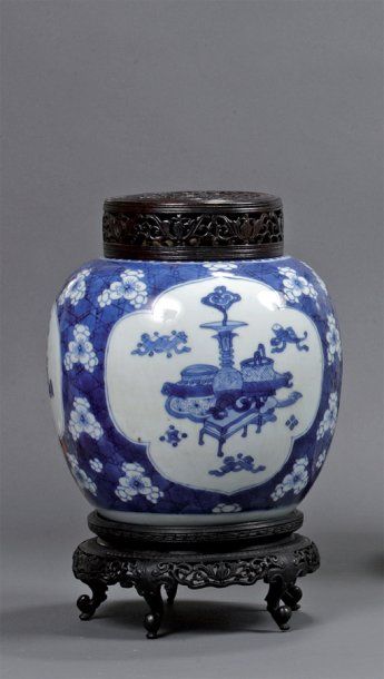 null CHINE Pot à gingembre en porcelaine maillée bleu et blanc à décor d'objets mobiliers...