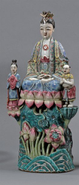 null CHINE Sujet en porcelaine polychrome, gwanin entourée d'adorants sur des lotus....