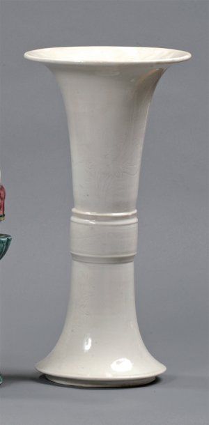 CHINE Vase de forme Gu en porcelaine émaillée...
