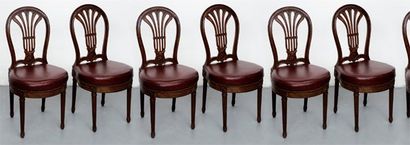 null Suite de douze chaises de salle à manger en bois teinté acajou à dossier en...