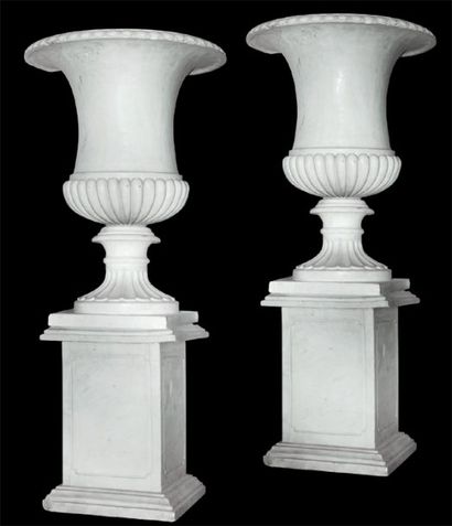 Deux vases Médicis en marbre blanc à godrons...