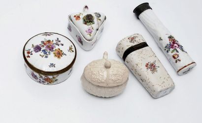 null Lot comprenant une boîte en porcelaine ronde à motif de fleurs, un pot à crème...
