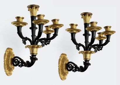 null Paire d'appliques à cinq lumières sur deux étages en bronze ciselé, doré ou...
